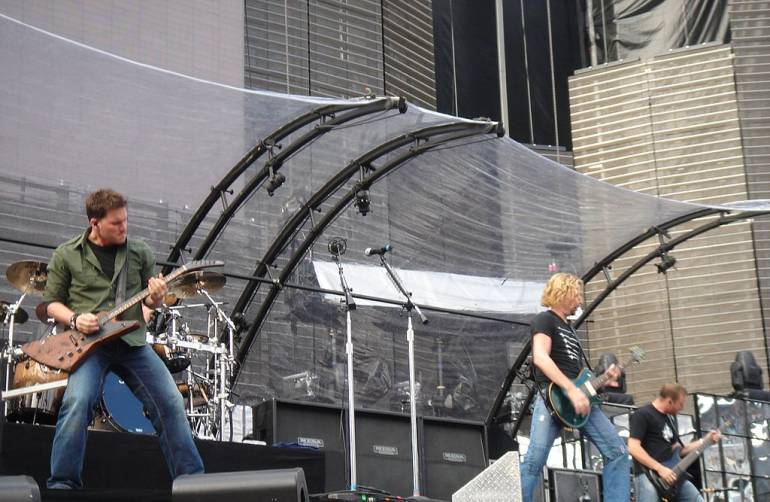 https://api.radioxammep.ru/storage/834/1024px-Ryan_Peake_Nickelback-770x502.jpg